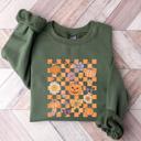  Halloween Checkerboard Pumpkin Sweatshirt, Cute Y2K Spooky Season Pullover – Fall Flowers & Butterfly Graphic, Cozy Autumn Outfit, Gift for Her