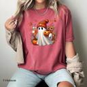  Fall Ghost Pumpkin Graphic Tee – Cozy Halloween Shirt with Autumn Leaves & Coffee, Cute Spooky Season Top, Pumpkin Patch Outfit, Gift for Her