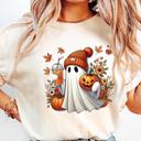  Fall Ghost Pumpkin Graphic Tee – Cozy Halloween Shirt with Autumn Leaves & Coffee, Cute Spooky Season Top, Pumpkin Patch Outfit, Gift for Her