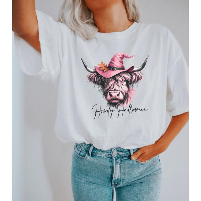 Pink Highland Cow Halloween Graphic Tee – Howdy Halloween Shirt, Fall Western Witch Hat T-Shirt, Country Girl Rodeo Style, Cute Cow Print Top