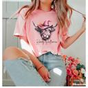  Pink Highland Cow Halloween Graphic Tee – Howdy Halloween Shirt, Fall Western Witch Hat T-Shirt, Country Girl Rodeo Style, Cute Cow Print Top
