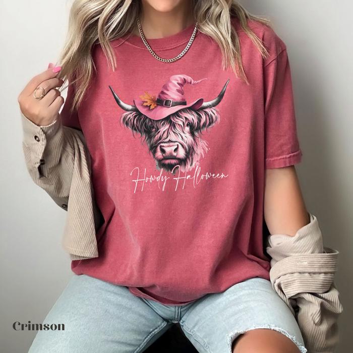 Pink Highland Cow Halloween Graphic Tee – Howdy Halloween Shirt, Fall Western Witch Hat T-Shirt, Country Girl Rodeo Style, Cute Cow Print Top
