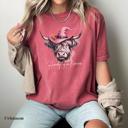  Pink Highland Cow Halloween Graphic Tee – Howdy Halloween Shirt, Fall Western Witch Hat T-Shirt, Country Girl Rodeo Style, Cute Cow Print Top