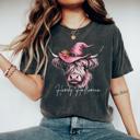  Pink Highland Cow Halloween Graphic Tee – Howdy Halloween Shirt, Fall Western Witch Hat T-Shirt, Country Girl Rodeo Style, Cute Cow Print Top