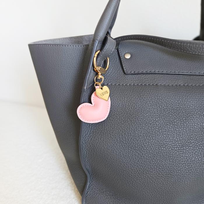 Heart Keychain with Gold Love Charm – Cute Puffy Heart Leather Bag Charm, Aesthetic PU Leather Keyring Gift for Her, Valentine's Accessory