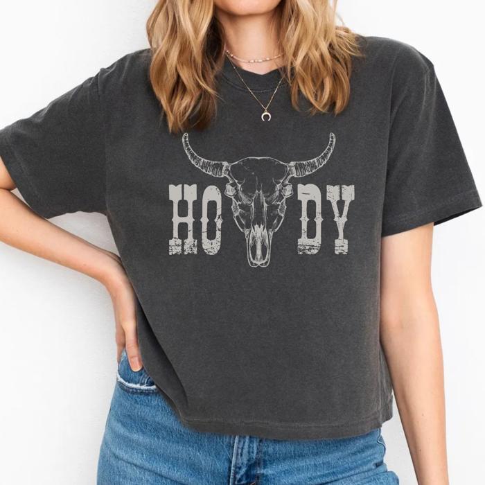Howdy Western Longhorn Skull Comfort Colors Crop Top, Vintage Country Girl Aesthetic – Summer Rodeo Style, Y2K Cowgirl Yeehaw Shirt, Country Concert Outfit, Bachelorette Gift for Her