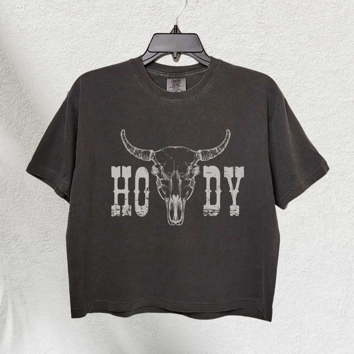 Howdy Western Longhorn Skull Comfort Colors Crop Top, Vintage Country Girl Aesthetic – Summer Rodeo Style, Y2K Cowgirl Yeehaw Shirt, Country Concert Outfit, Bachelorette Gift for Her