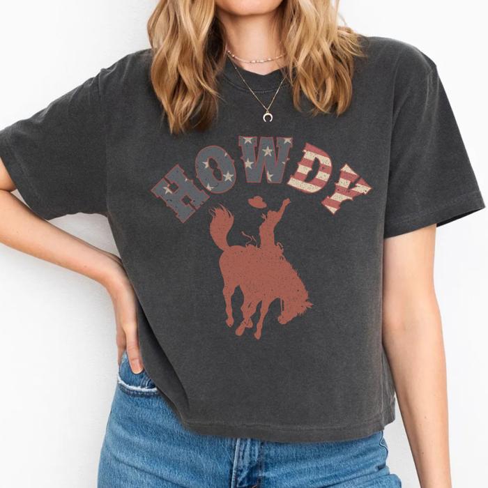 Howdy Western Comfort Colors Crop Top, Vintage Patriotic Cowgirl T Shirt – Rodeo Aesthetic, Independence Day Outfit, Country Concert Look, Gift for Her