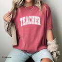  TEACHER Graphic T-Shirt – Unisex Fit, Back to School Teacher Shirt, College Style Block Letters, Gift for Educators, Comfy Everyday Tee