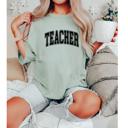  TEACHER Graphic T-Shirt – Unisex Fit, Back to School Teacher Shirt, College Style Block Letters, Gift for Educators, Comfy Everyday Tee
