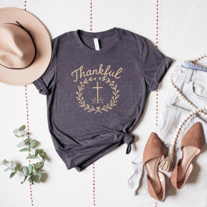 Thankful Christian Cross T-Shirt, Faith Graphic Tee, Fall Religious Shirt, Inspirational Bible Verse Style, Gift for Her, Vintage Autumn Tee for Women, Thanksgiving  Shirt