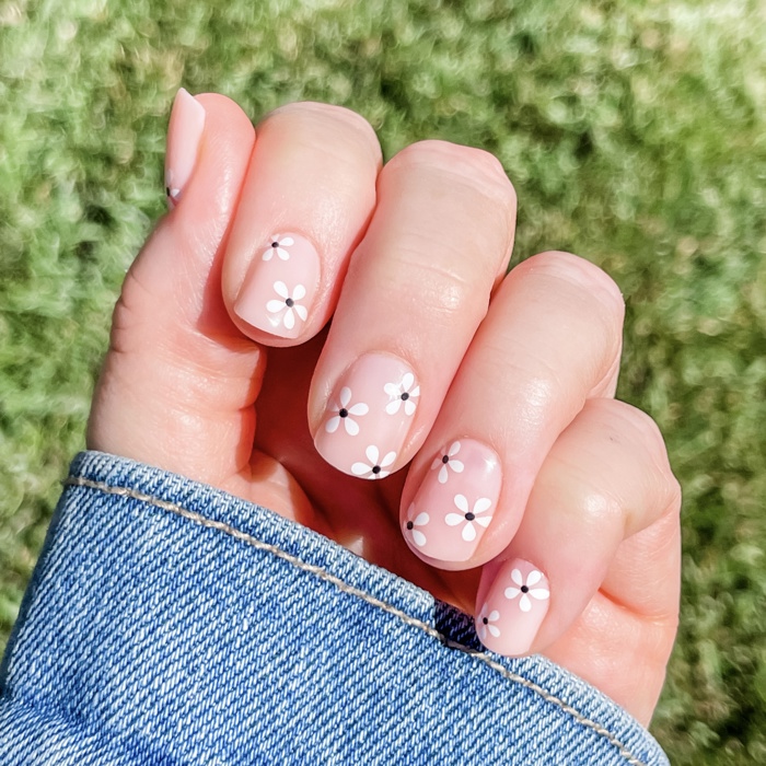 24 pcs Cover Me in Daisies Press On Nails Short Square