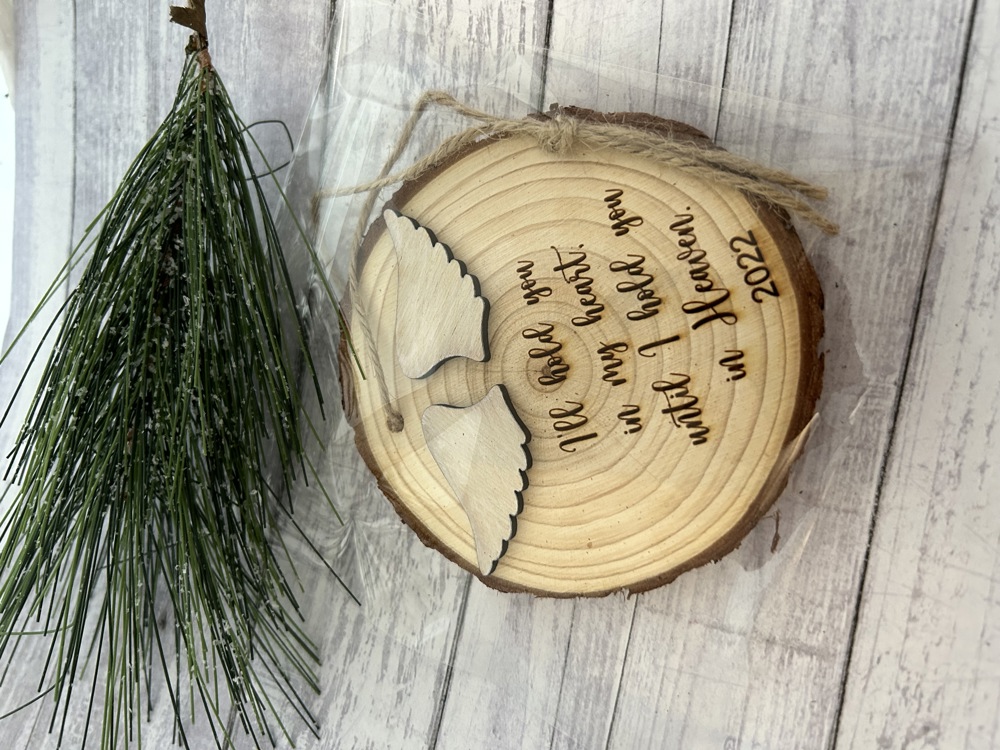 Memorial ornament with angel wings