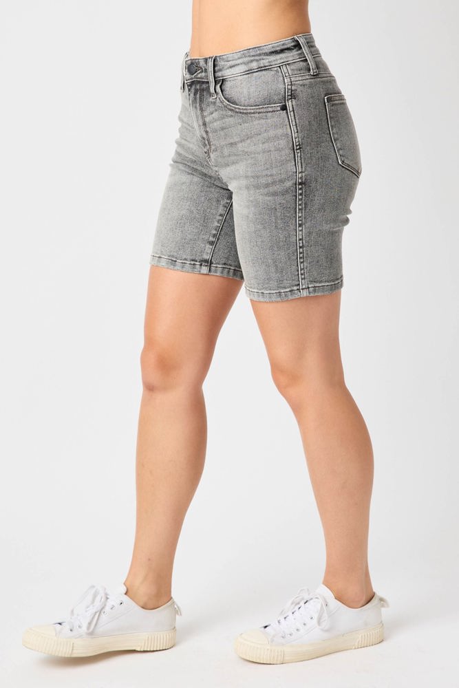 Judy Blue Mid Rise Contrast Wash Bermuda Denim Short 150230