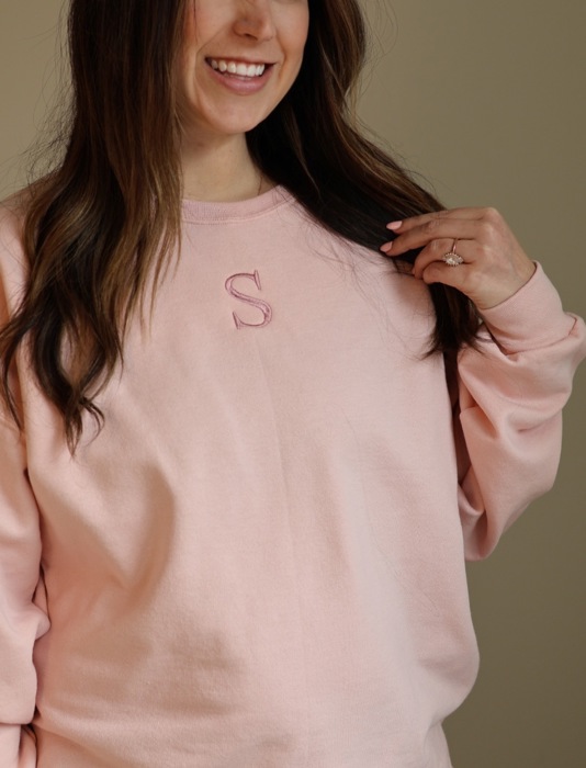 Neutral Initial Embroidered Sweatshirt, Minimalist Monogrammed Shirt, Crewneck Oversized Personalized Hoodie Embroidery Gift Women's