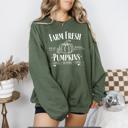  Farm Fresh Pumpkins Graphic Crew Sweatshirt, Cute Autumn Graphic Crewneck, Cozy Pumpkin Patch Sweatshirt for Women, Trendy Fall Outfit