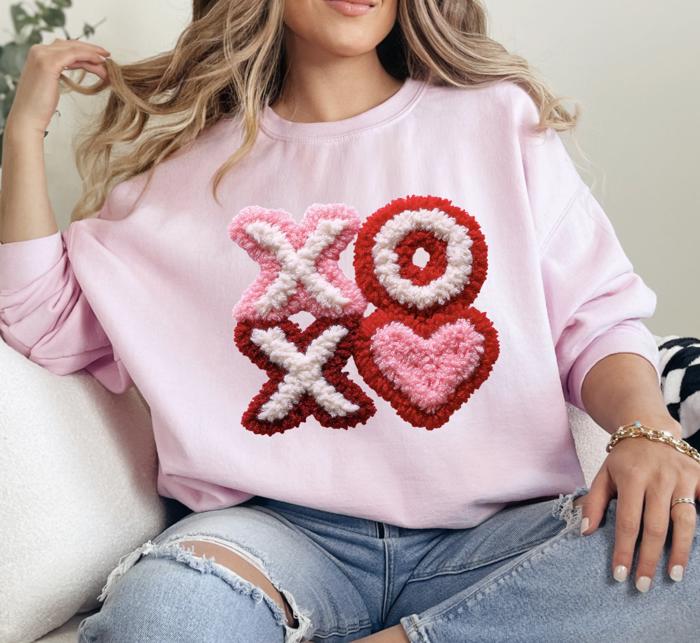 XOXO Heart Yarn Printed Sweatshirt, Valentine's Day Graphic Sweatshirt, Fluffy Yarn Texture Design, Sweatshirts for Her