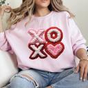  XOXO Heart Yarn Printed Sweatshirt, Valentine's Day Graphic Sweatshirt, Fluffy Yarn Texture Design, Sweatshirts for Her