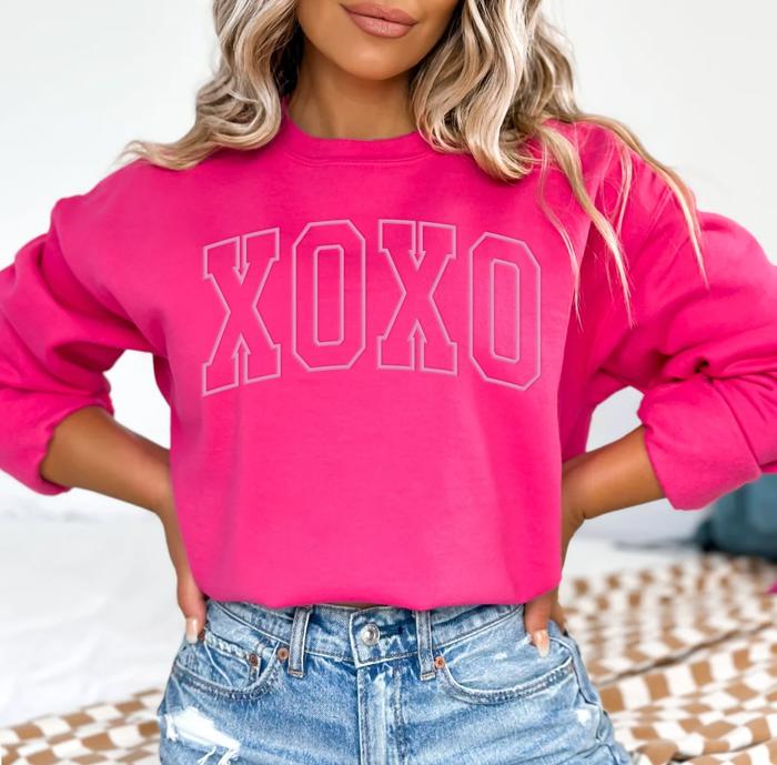 XOXO Outline Puff Sweatshirt, Pink Valentine Crewneck, Puff Print XOXO Graphic Sweatshirt, Gildan Valentine Sweatshirt, Cute Love Sweatshirt
