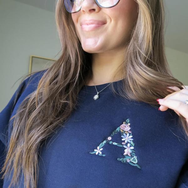 Custom Initial Floral Embroidered Sweatshirt, Monogrammed Shirt, Crewneck Fall Vibes Flower Oversized Personalized Hoodie Embroidery Gift