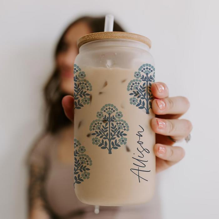 Personalized Block Print Glass Cup Bamboo Lid and Straw – Custom Name Iced Coffee Glass, Bridesmaid Gift Proposal, Reusable Glass Tumbler