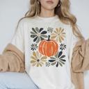  Pumpkin Floral Graphic Tee for Fall, Neutral Aesthetic Comfort Colors Shirt, Autumn Flowers and Pumpkin Design for Cozy Weather