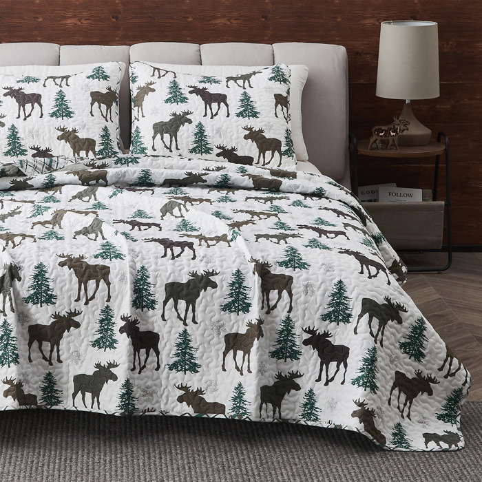 Moose Printed Lodge Quilt Set with Shams